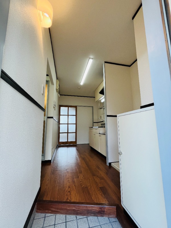 LED照明で明るい玄関通路